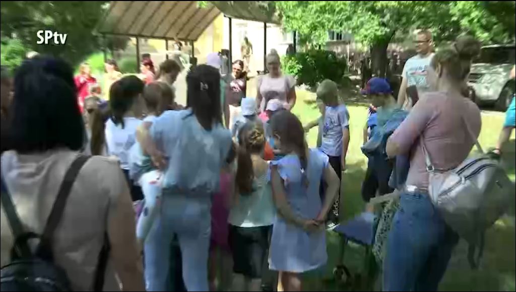 Családi Délután A Zárda Udvarán